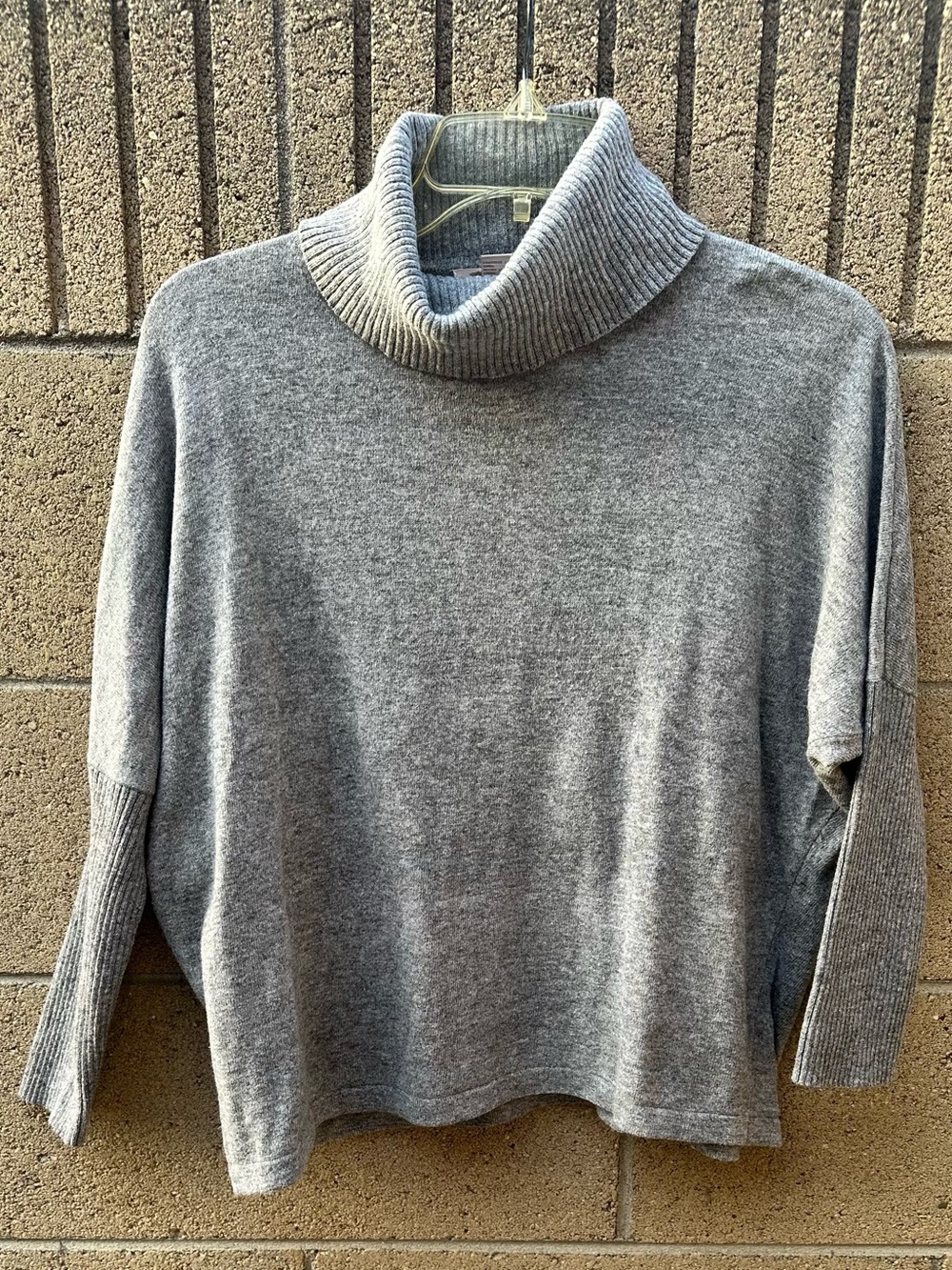 FOREVER 21 | Women’s M Grey Sweater Top Dolman Sleeves